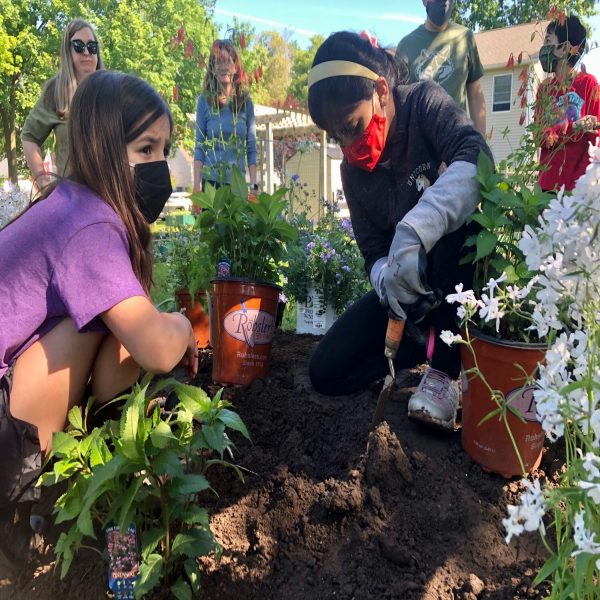 5.15.21_Pollinator_Garden_Planting_Pic_2