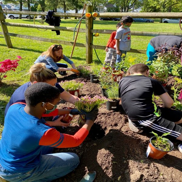 5.15.21_Pollinator_Garden_Planting_Pic_3